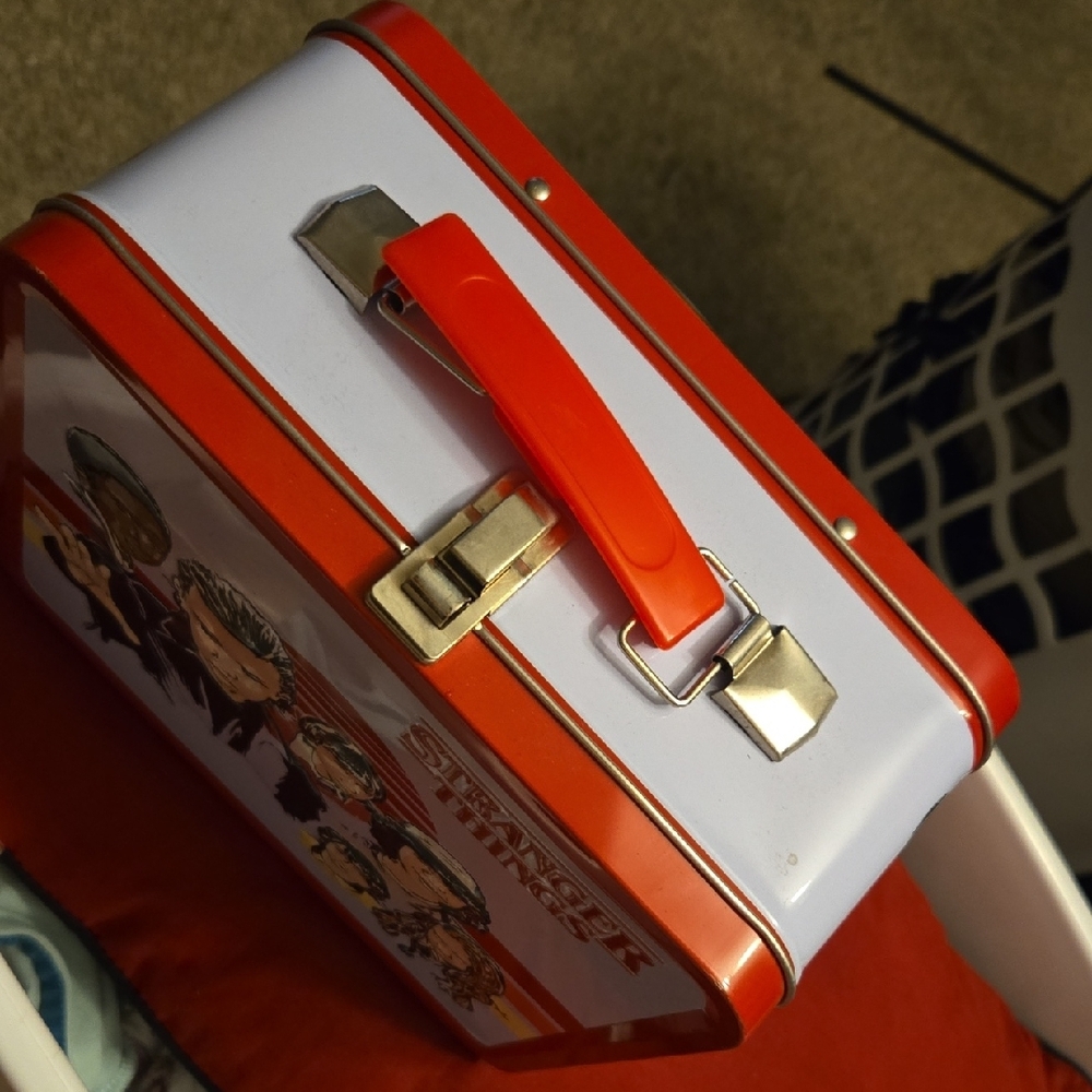 Stranger Things Red and White Lunch Box - Picture 3 of 5